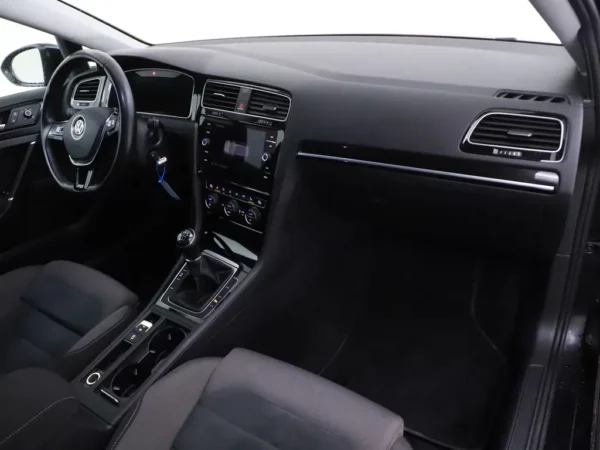 Photo 23 of 30 of WVWZZZAUZJP555503 Volkswagen Golf Variant 1.0 TSI Highline R-Line