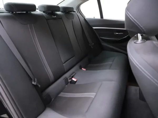 Photo 23 of 31 of WBA8A71040K742832 BMW 3-serie 330i Centennial High Executive Sport LED