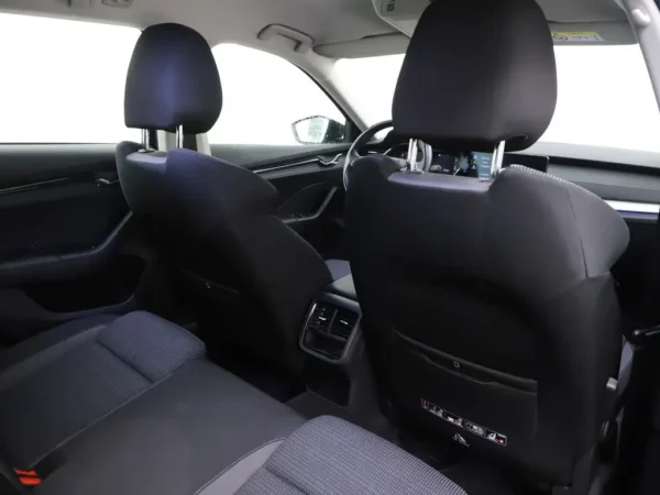 Photo 24 of 32 of TMBJR7NX0LY013295 Skoda Octavia Combi 1.5 TSI First Edition Winterpakket