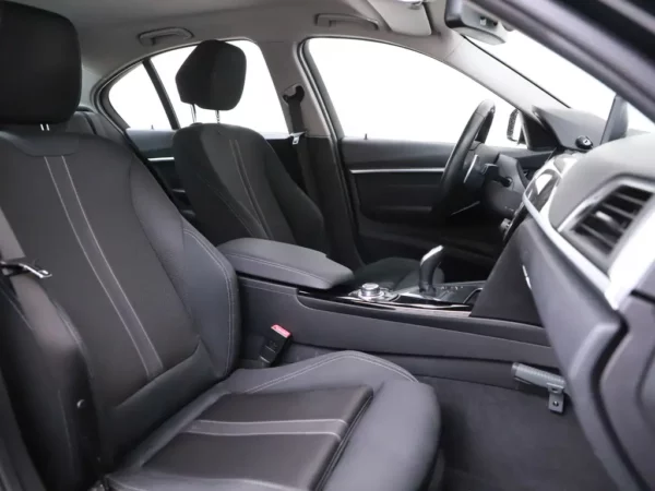 Photo 25 of 31 of WBA8A71040K742832 BMW 3-serie 330i Centennial High Executive Sport LED