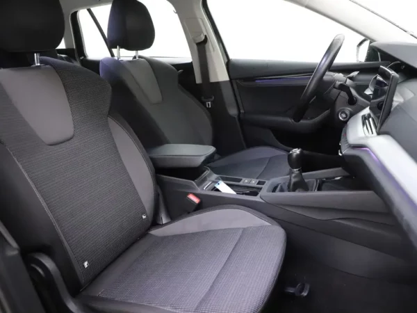 Photo 25 of 32 of TMBJR7NX0LY013295 Skoda Octavia Combi 1.5 TSI First Edition Winterpakket