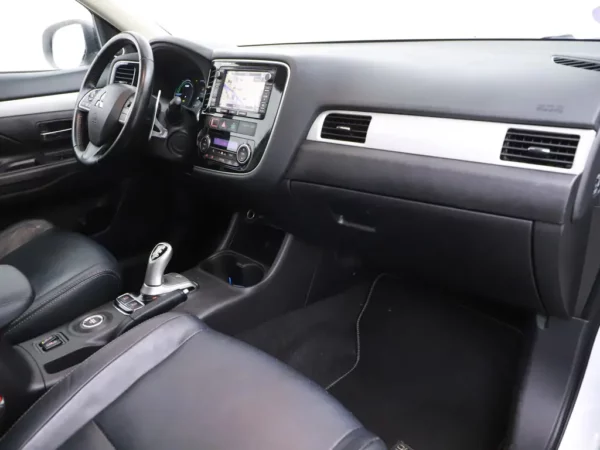 Photo 26 of 31 of JMBXDGG2WEZ002903 Mitsubishi Outlander 2.0 PHEV Instyle