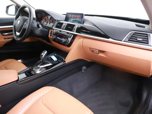 Photo 27 of 32 of WBA8X710X0G447283 BMW 3-serie Gran Turismo 330i GT High Executive Edition LED