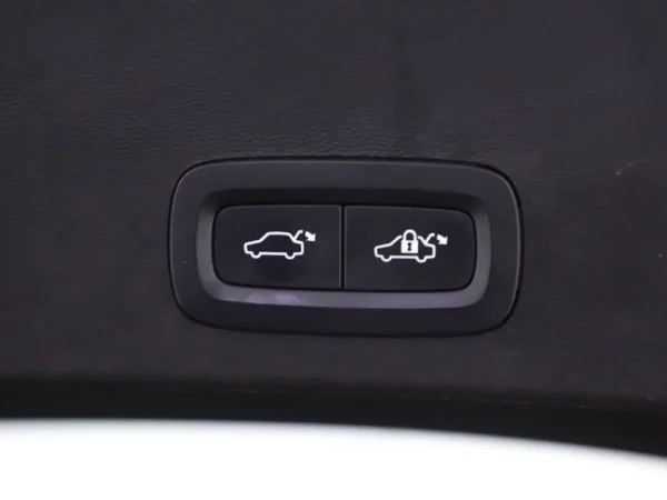 Photo 27 of 38 of YV1XZEDVEM2461653 Volvo XC40 Recharge P8 AWD R-Design