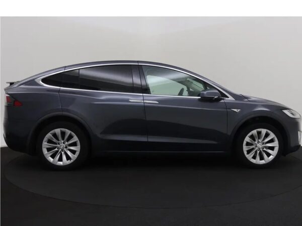 Photo 28 of 31 of 5YJXCCE22GF012440 Tesla Model X 90D Base 6p. LED