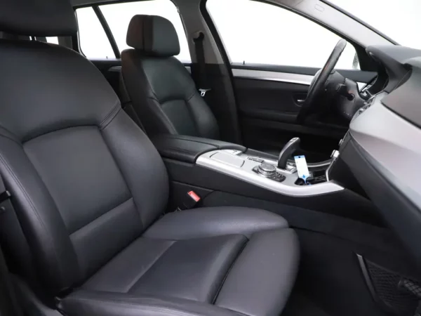 Photo 28 of 34 of WBA5G11040GC99540 BMW 5 Serie Touring 520i Aut. High Executive LED