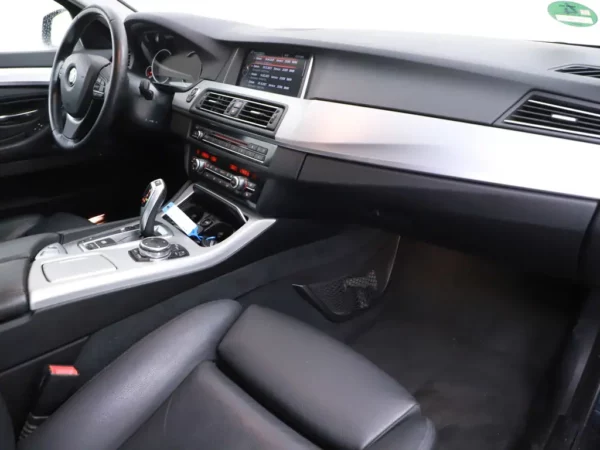 Photo 29 of 34 of WBA5G11040GC99540 BMW 5 Serie Touring 520i Aut. High Executive LED