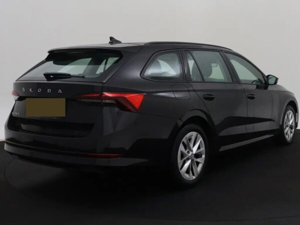 Photo 3 of 32 of TMBJR7NX0LY013295 Skoda Octavia Combi 1.5 TSI First Edition Winterpakket