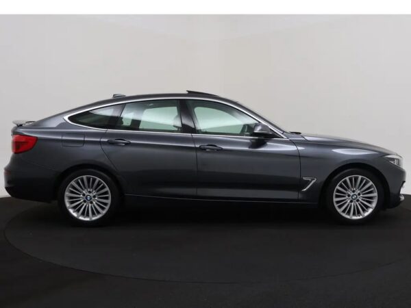 Photo 30 of 32 of WBA8X710X0G447283 BMW 3-serie Gran Turismo 330i GT High Executive Edition LED