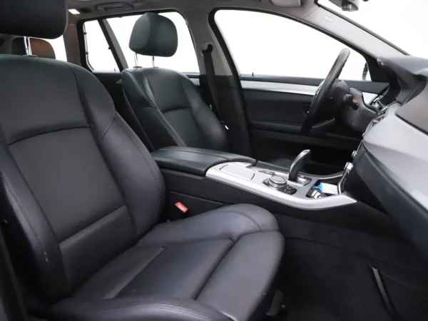 Photo 31 of 37 of WBA5G11060D177843 BMW 5 Serie Touring 520i High Executive Leder