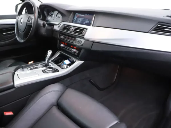 Photo 32 of 37 of WBA5G11060D177843 BMW 5 Serie Touring 520i High Executive Leder