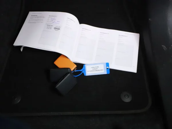 Photo 33 of 38 of YV1XZEDVEM2461653 Volvo XC40 Recharge P8 AWD R-Design