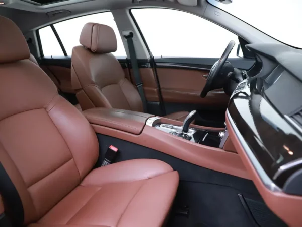 Photo 33 of 40 of WBASP61030DV47940 BMW 5 Serie Gran Turismo 530xd High Executive