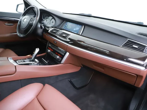 Photo 34 of 40 of WBASP61030DV47940 BMW 5 Serie Gran Turismo 530xd High Executive