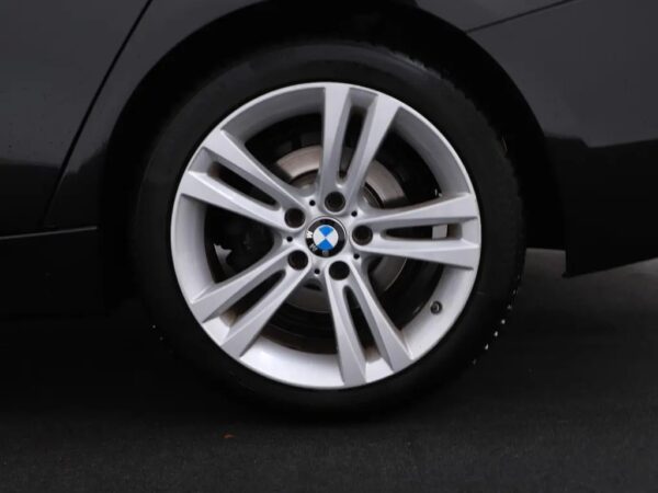 Photo 4 of 31 of WBA8A71040K742832 BMW 3-serie 330i Centennial High Executive Sport LED