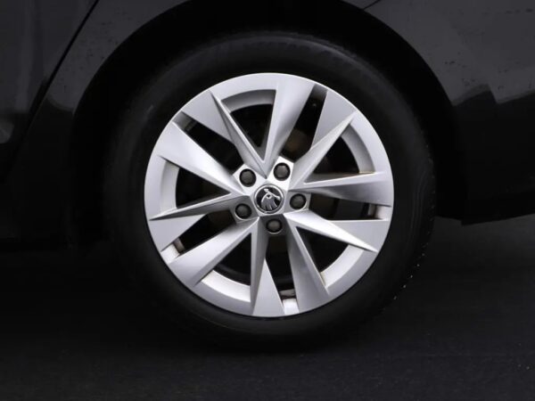 Photo 4 of 32 of TMBJR7NX0LY013295 Skoda Octavia Combi 1.5 TSI First Edition Winterpakket