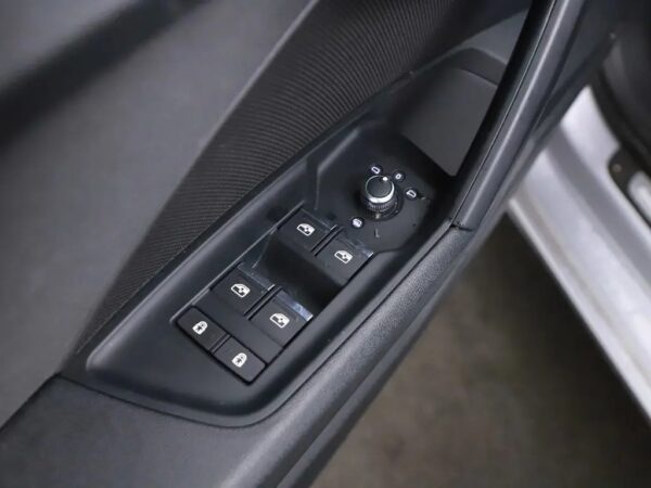 Photo 5 of 24 of WAUZZZGY5MA031836 Audi A3 Sportback 35 TFSI S-Tronic Business Edition