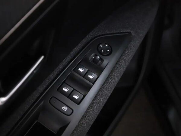 Photo 5 of 28 of VF3MRHNSMMS150928 Peugeot 5008 1.2 PureTech Premium 7-SEATS