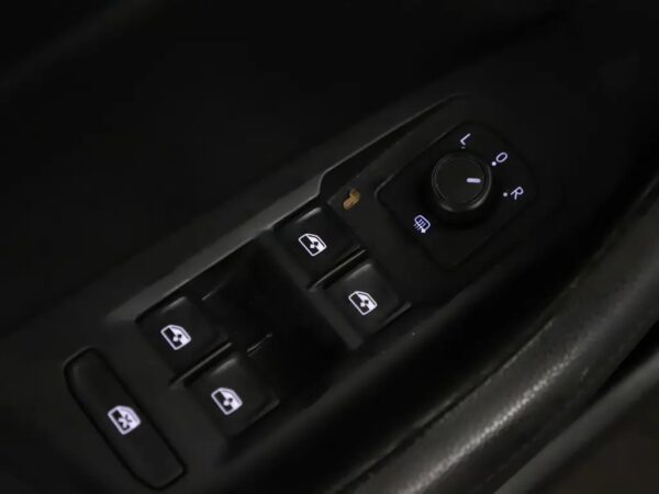 Photo 5 of 30 of WVWZZZ3CZJE189716 Volkswagen Passat Variant 1.4 TSI GTE (5-drs