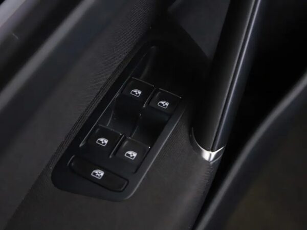 Photo 5 of 30 of WVWZZZAUZJP555503 Volkswagen Golf Variant 1.0 TSI Highline R-Line