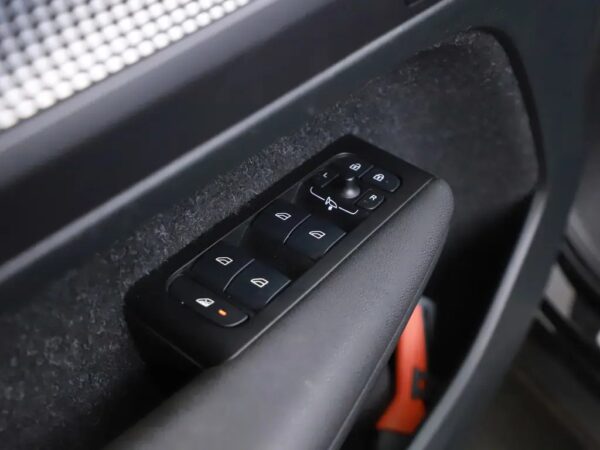 Photo 5 of 30 of YV1XZEDVEM2481671 Volvo XC40 Recharge P8 AWD R-Design LED