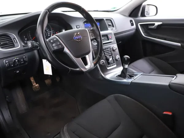 Photo 6 of 29 of YV1FW45C1F1253243 Volvo V60 1.6 T3 Momentum Nav