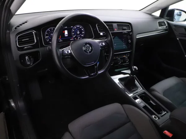 Photo 6 of 30 of WVWZZZAUZJP555503 Volkswagen Golf Variant 1.0 TSI Highline R-Line