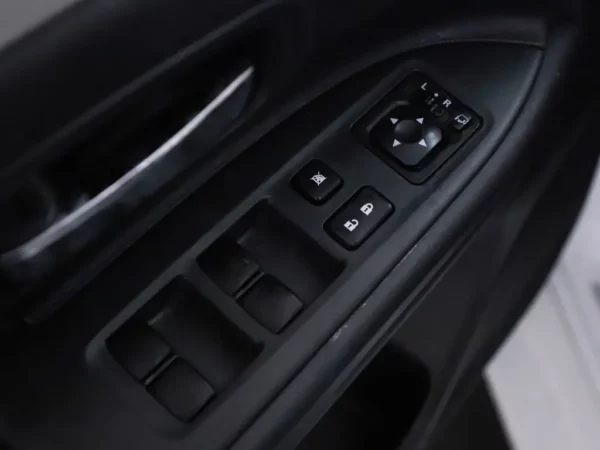 Photo 6 of 31 of JMBXDGG2WEZ002903 Mitsubishi Outlander 2.0 PHEV Instyle