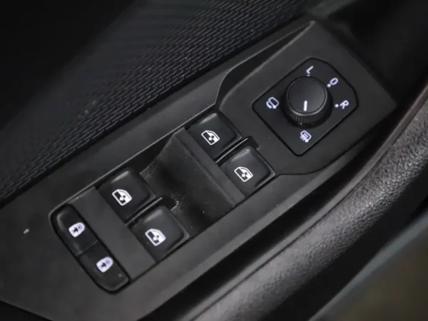 Photo 6 of 32 of TMBJR7NX0LY013295 Skoda Octavia Combi 1.5 TSI First Edition Winterpakket