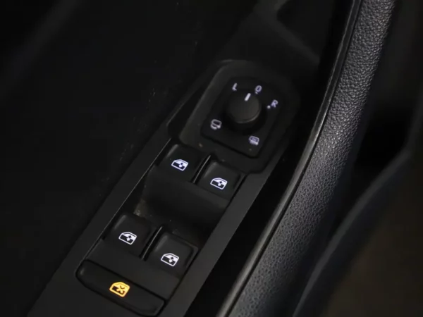 Photo 6 of 37 of TMBJR7NU0L5044196 Skoda Karoq 1.5 TSI AUT .Sportline Business LED