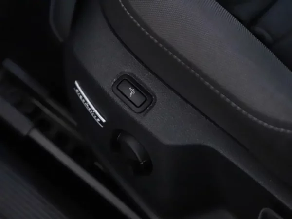 Photo 7 of 30 of WVWZZZAUZJP555503 Volkswagen Golf Variant 1.0 TSI Highline R-Line