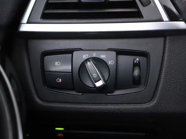 Photo 7 of 31 of WBA8A71040K742832 BMW 3-serie 330i Centennial High Executive Sport LED