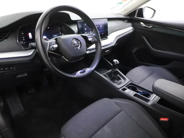 Photo 7 of 32 of TMBJR7NX0LY013295 Skoda Octavia Combi 1.5 TSI First Edition Winterpakket