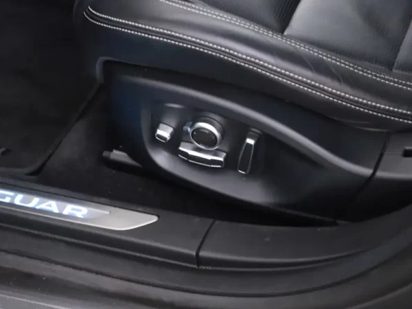 Photo 7 of 33 of SADHA2B17K1F66341 Jaguar I-PACE EV400 First Edition 90 kWh LED