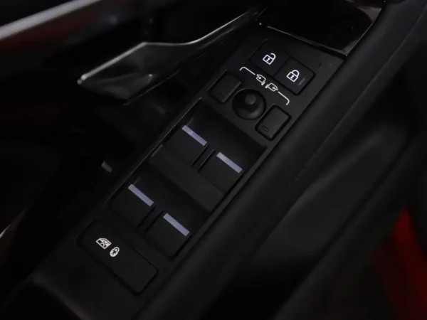 Photo 7 of 33 of SALZA2BT4PH193071 Land Rover Range Rover Evoque 1.5 P300e AWD R-Dynamic S