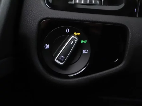 Photo 8 of 30 of WVWZZZAUZJP555503 Volkswagen Golf Variant 1.0 TSI Highline R-Line