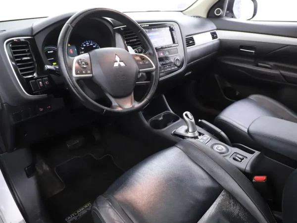 Photo 8 of 31 of JMBXDGG2WEZ002903 Mitsubishi Outlander 2.0 PHEV Instyle