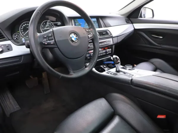 Photo 8 of 37 of WBA5G11060D177843 BMW 5 Serie Touring 520i High Executive Leder