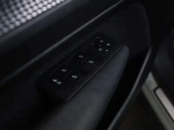 Photo 8 of 38 of YV1XZEDVEM2461653 Volvo XC40 Recharge P8 AWD R-Design