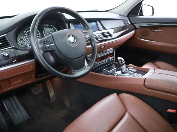 Photo 8 of 40 of WBASP61030DV47940 BMW 5 Serie Gran Turismo 530xd High Executive