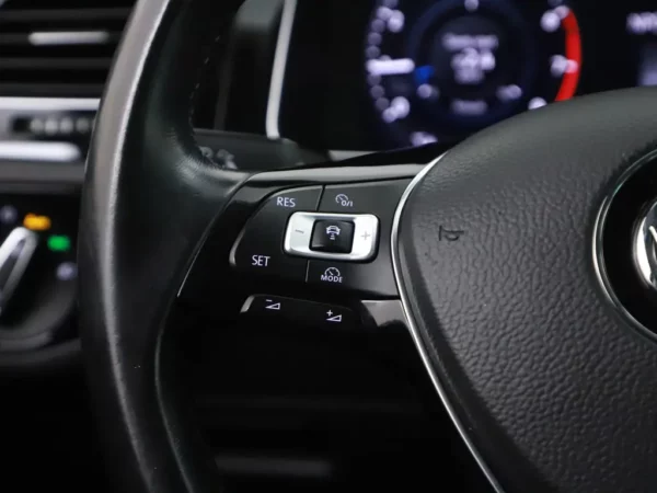 Photo 9 of 30 of WVWZZZAUZJP555503 Volkswagen Golf Variant 1.0 TSI Highline R-Line