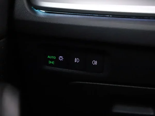 Photo 9 of 32 of TMBJR7NX0LY013295 Skoda Octavia Combi 1.5 TSI First Edition Winterpakket