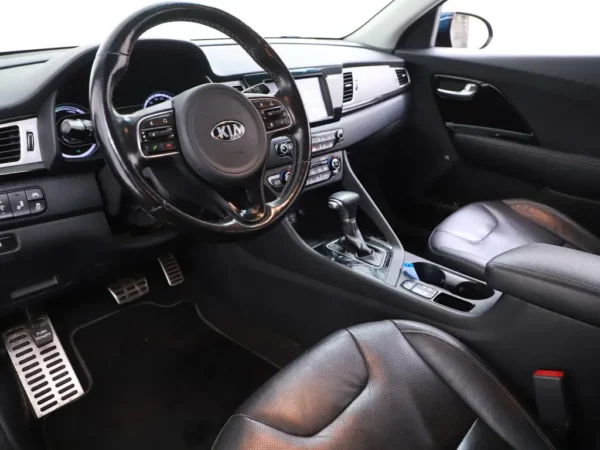 Photo 9 of 35 of KNACC81CGH5054995 Kia Niro 1.6 GDi Hybrid ExecutiveLine