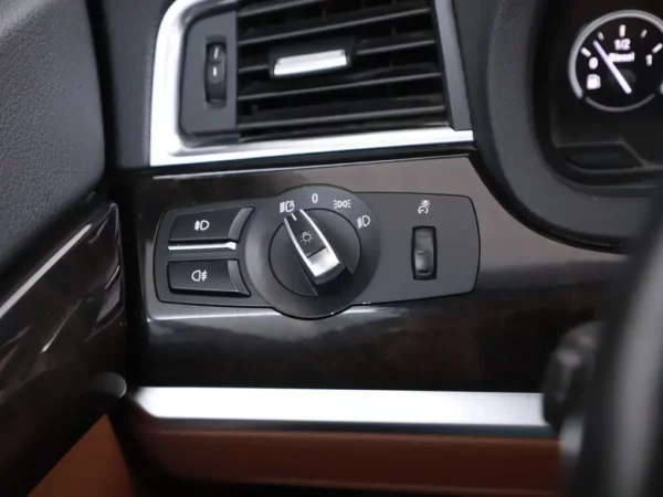 Photo 9 of 40 of WBASP61030DV47940 BMW 5 Serie Gran Turismo 530xd High Executive