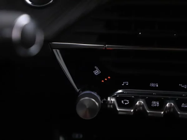 Photo 20 of 33 of VR3UHZKXZNT014830 Peugeot e-208 GT 50 kWh 3-Fase Cruise