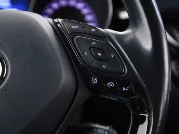 Photo 10 of 28 of NMTKZ3BX40R135763 Toyota C-HR 1.8 Hybrid Dynamic (5-drs SUV)