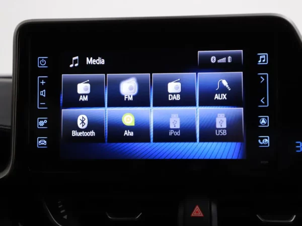 Photo 13 of 28 of NMTKZ3BX40R135763 Toyota C-HR 1.8 Hybrid Dynamic (5-drs SUV)