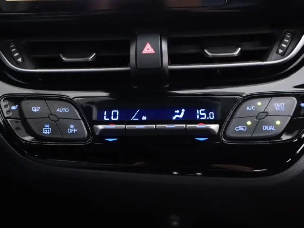 Photo 15 of 28 of NMTKZ3BX40R135763 Toyota C-HR 1.8 Hybrid Dynamic (5-drs SUV)