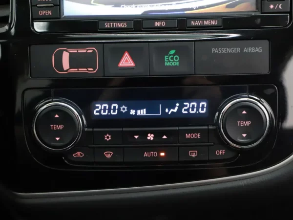 Photo 16 of 28 of JMBXDGG2WEZ002485 Mitsubishi Outlander 2.0 PHEV Instyle+