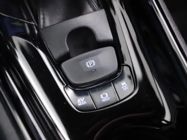 Photo 17 of 28 of NMTKZ3BX40R135763 Toyota C-HR 1.8 Hybrid Dynamic (5-drs SUV)